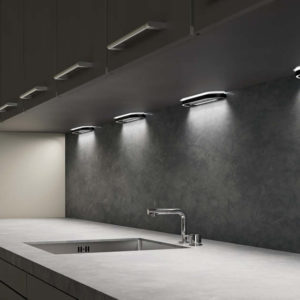 Oberschrankbeleuchtung; Beleuchtungssystem in einer schwarzen Küche – Elektrogeräte in Marl