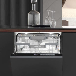 Schwarzer Geschirrspüler von Miele in einer schwarzen Küche – Elektrogeräte in Marl