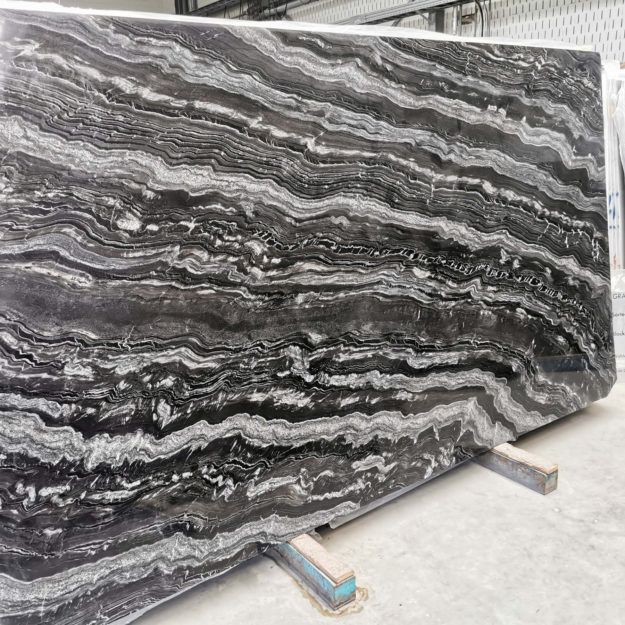 Schwarz-grau marmorierte Granitplatte; unbearbeitet.