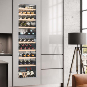 Weinkühlschrank in einer hellgrauen Küche.