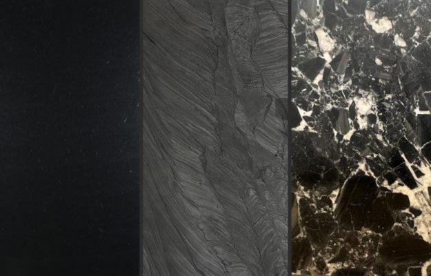 Unterschiedliche Maserungen von Granitarbeitsplatten in schwarz.
