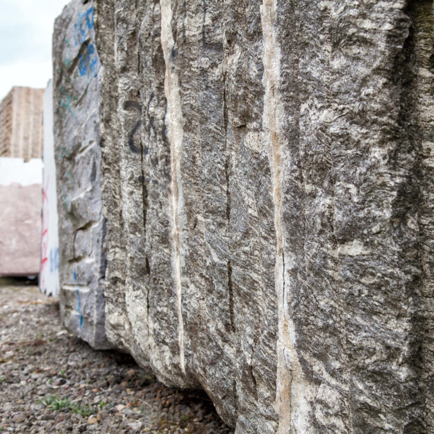 Nahaufnahme eines rohen unbearbeiteten Granitsteines.