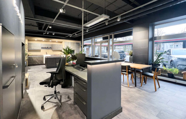 Eingangsbereich aus Perspektive des Verkaufspersonal.