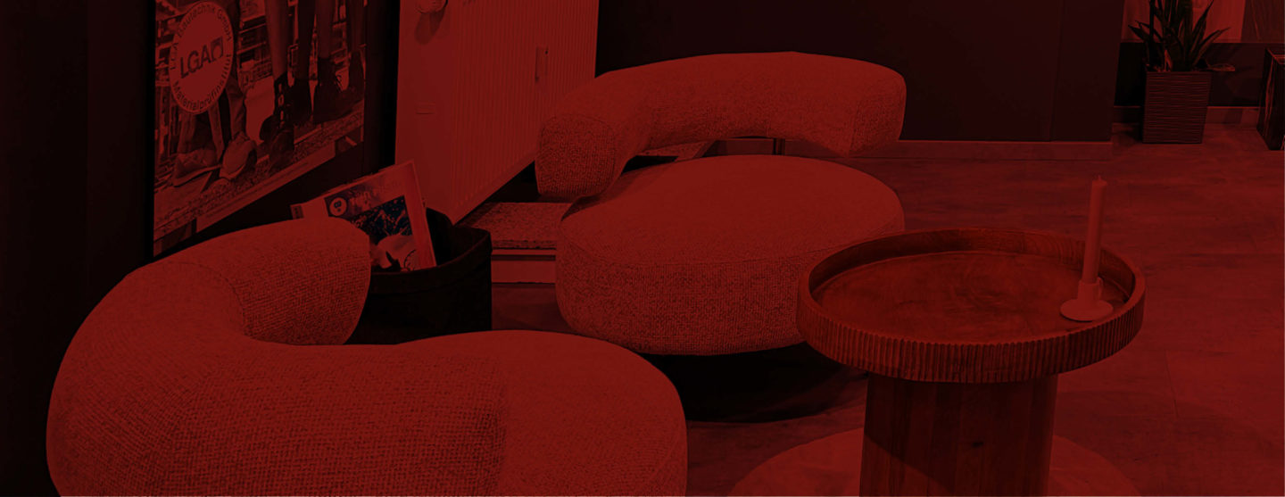 Kontakt – Sitzecke im Küchenstudio Die Küchengalerie in Marl mit rotem Farblayer darüber liegend.