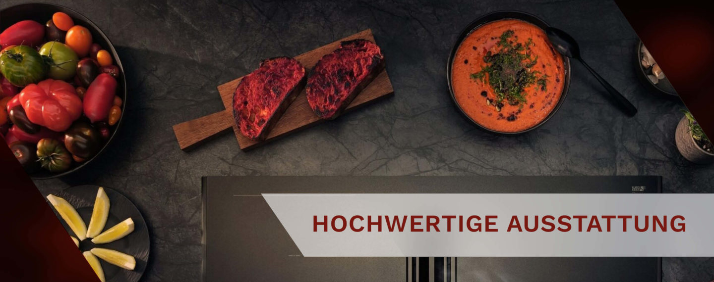 Topdown Sicht auf eine Kochinsel mit Herdplatte und Zutaten und Gerichten um die Platte verteilt. Darauf steht "Hochwertige Ausstattung"