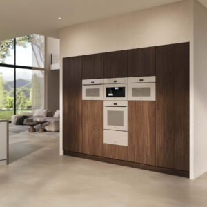 Miele Einbaugeräte im eleganten Hochschrank integriert – perfekte Kombination aus modernster Technik, minimalistischem Design und nahtloser Küchenarchitektur