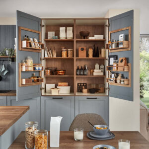 nobilia Vorratsschrank im Landhausstil mit intelligentem Innenausbau – stilvolle Kombination aus offenem Stauraum, Türorganisation und natürlicher Holzoptik für perfekte Übersicht und wohnliches Ambiente