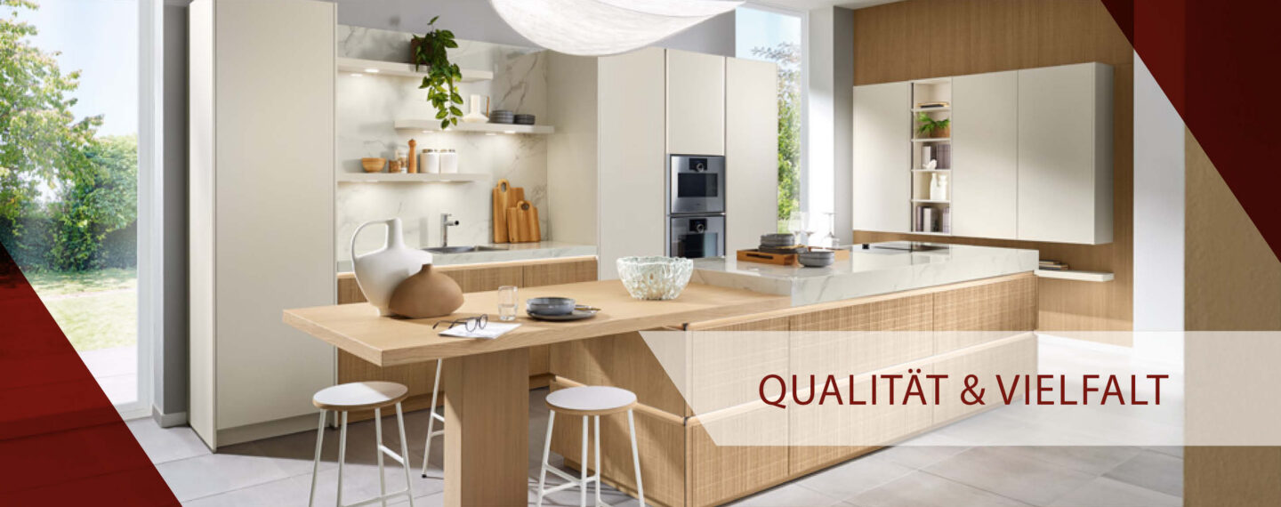 Pronorm Küche mit hellen Fronten und Holzarbeitsplatte, moderne Kücheninsel mit Sitzplatz, kombiniert Qualität, Stauraum und funktionales Design für den Alltag