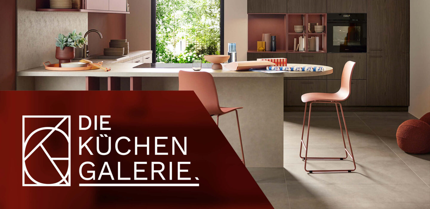 Schüller moderne Designküche mit heller Insel, integriertem Backofen und Sitzbereich, kombiniert warme Holz- und Beigetöne für stilvolles Wohnen