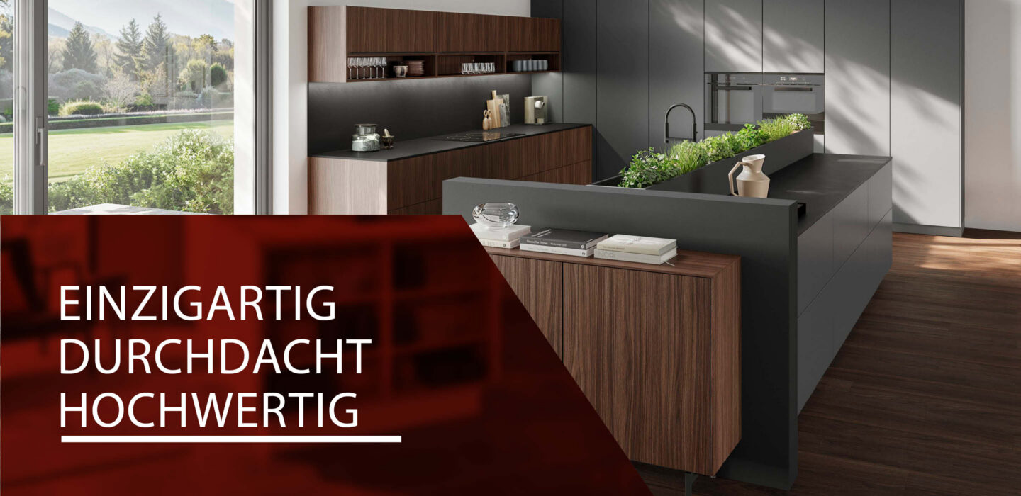 Nobilia exklusive Designküche mit Holz- und Mattfronten, großzügiger Kücheninsel mit Pflanzenelement, kombiniert Funktionalität und modernes Wohnambiente