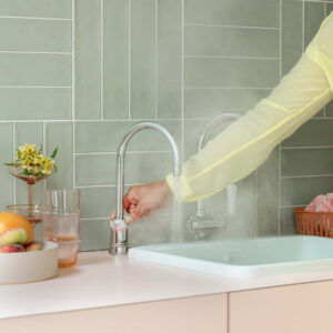 Quooker Kochendwasserhahn in klassischem Chrom – liefert auf Knopfdruck kochendes Wasser und vereint Design, Sicherheit und höchsten Bedienkomfort in der modernen Küche