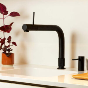 Quooker Armatur in elegantem Schwarz – modernes Design mit integriertem Kochendwasser-System für maximalen Komfort und Effizienz im Küchenalltag
