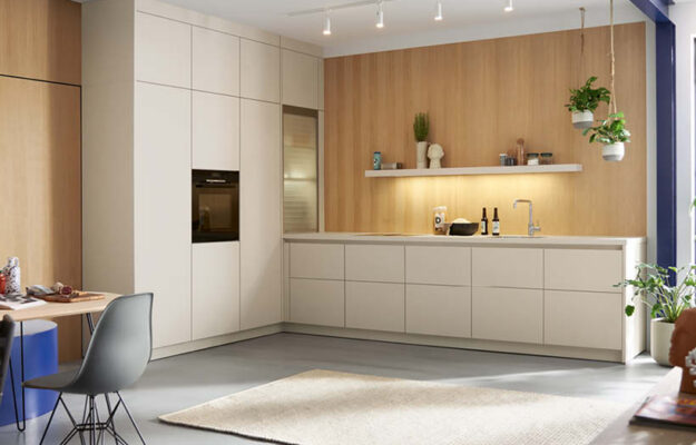 Schüller Küche im skandinavischen Design mit hellen Fronten und Holzrückwand, minimalistische Einbauküche mit viel Stauraum und klarer Linienführung für modernes Wohnen