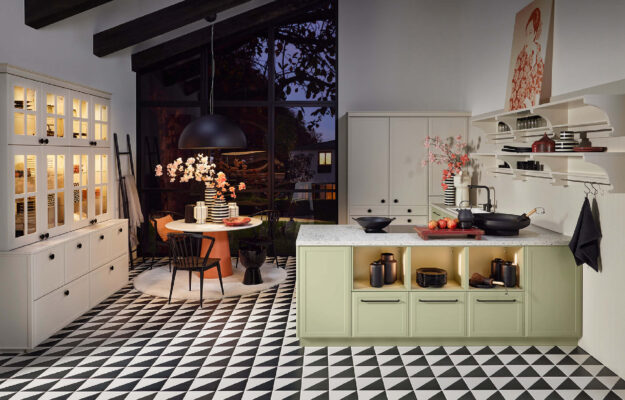 Nolte Landhausküche mit liebevollen Details, offenen Regalen und harmonischer Farbgestaltung für eine gemütliche, stilvolle Wohnküche mit modernem Komfort